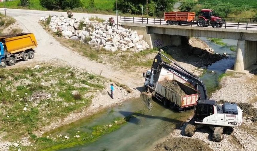 Karaisalı'da çiftçinin yolu açıldı: "Üreticimizin yanındayız"