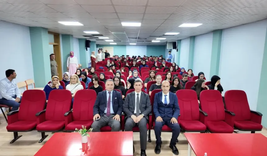 Kaymakam Aksu, İmam Hatip Lisesi öğrencileriyle buluştu