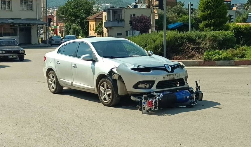 Kozan'da motosiklet ile otomobil çarpıştı: 2 yaralı