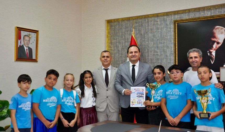 Necatibey ilkokulu Adana’yı salladı: İki farklı kulvarda çifte il birinciliği!