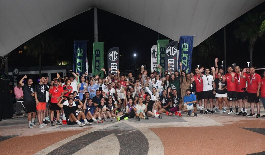 Rus ve Türk Sporcular Mersin’deki Tarihi Gece Koşusunda Buluştu