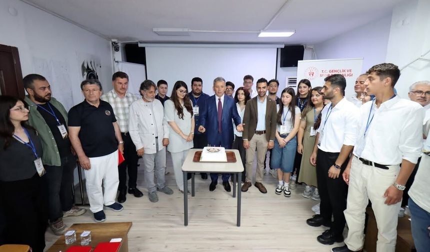 Seyhan’da Gençlerin Gurur Günü: Sertifikalar İl Müdürü Loğoğlu’ndan