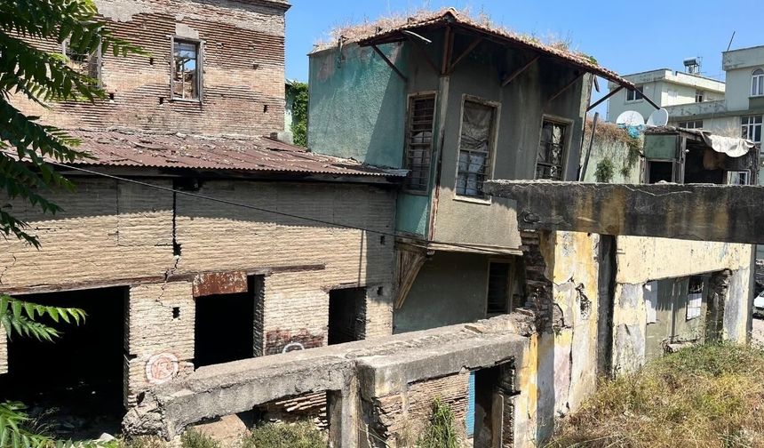Tepebağ Mahallesi'ndeki metruk binalar mahalleliyi tedirgin ediyor