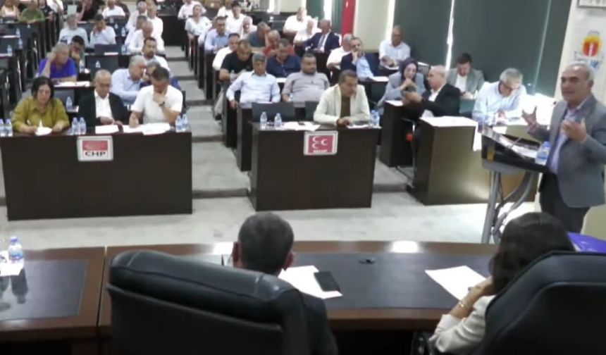 Adana Büyükşehir Meclisi'nde asfalt, sinek ve moloz tartışması