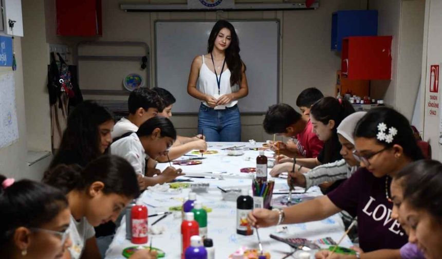 Adana'da 22 üniversiteli gönüllü çocukların hayatına dokunuyor