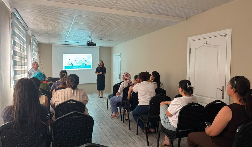 Adana'da aile eğitim programı sürüyor