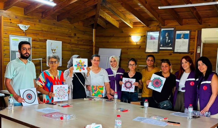 Adana’da kadınlara yönelik atölye: "Duygularımı yönetiyorum, yüklerimi bırakıyorum"