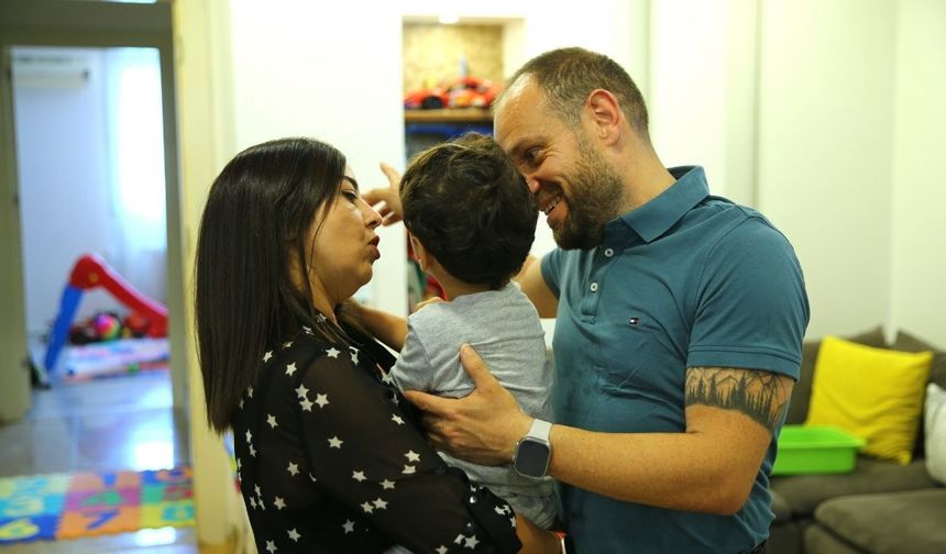 Adana'da koruyucu aile örneği: Evlat sevgisini Ozan Atlas ile yaşadılar