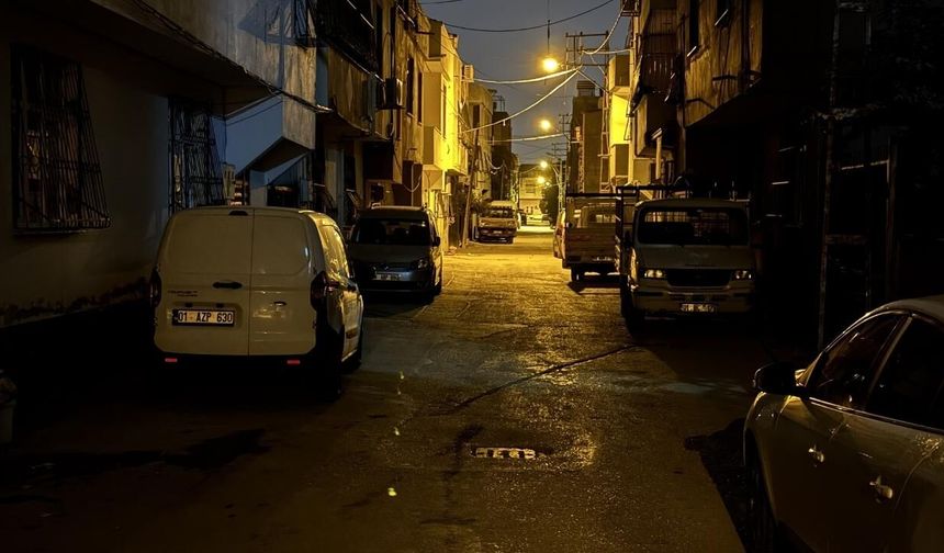Adana'da sokak ortasında silahlı saldırı sonucu 24 yaşındaki kadın hayatını kaybetti