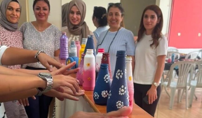 Adana'dan anlamlı atölye: Atık şişeler çiçek vazosuna dönüştü