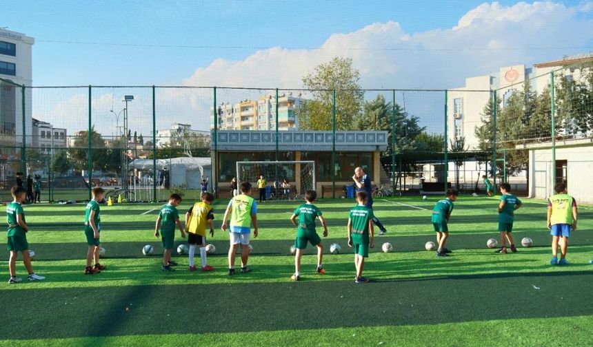 Ceyhan Belediyesi'nden çocuklara ücretsiz yaz futbol okulu