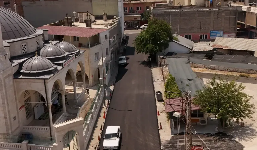 Ceyhan Belediyesi’nden iki mahallede sıcak asfalt hamlesi
