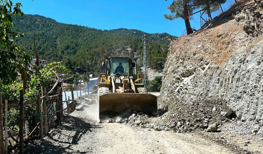 Feke'de yol açma ve düzenleme çalışmaları aralıksız sürüyor