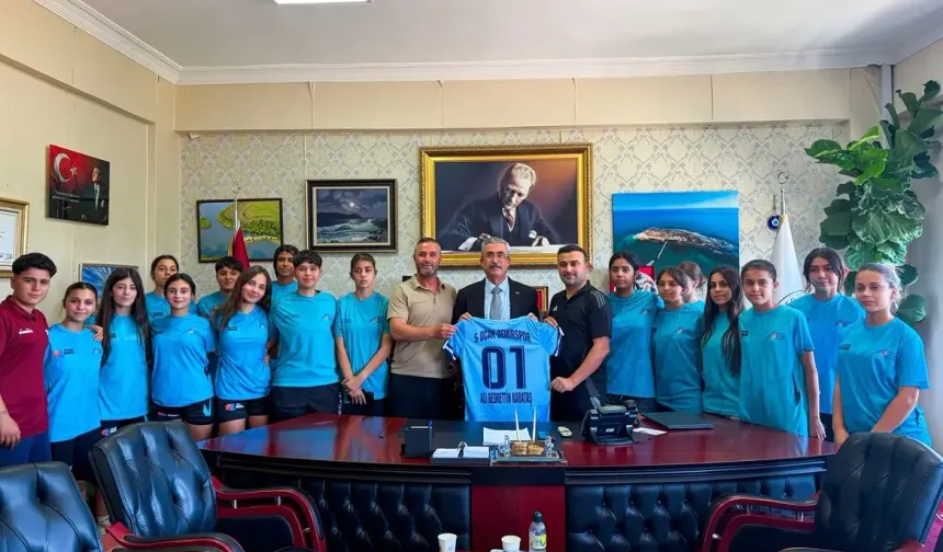 Karataş Belediyesi’nden 5 Ocak Demirspor Kadın Futbol Takımı’na destek