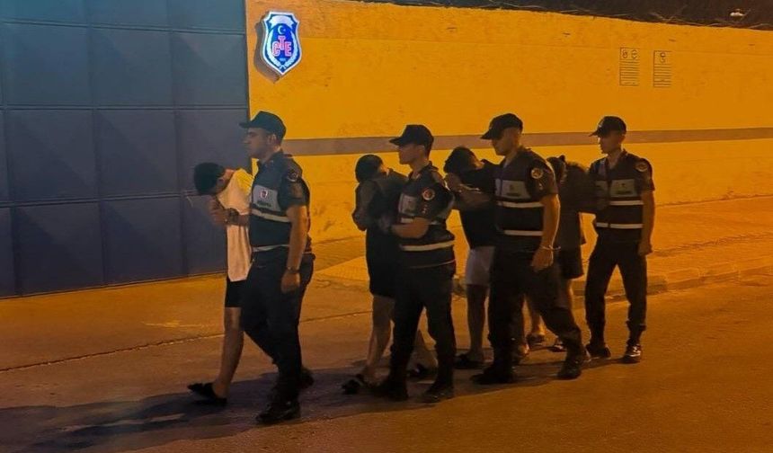 Kimlik göstermeyip polis noktasının camını kırdılar! 4 şüpheli tutuklandı