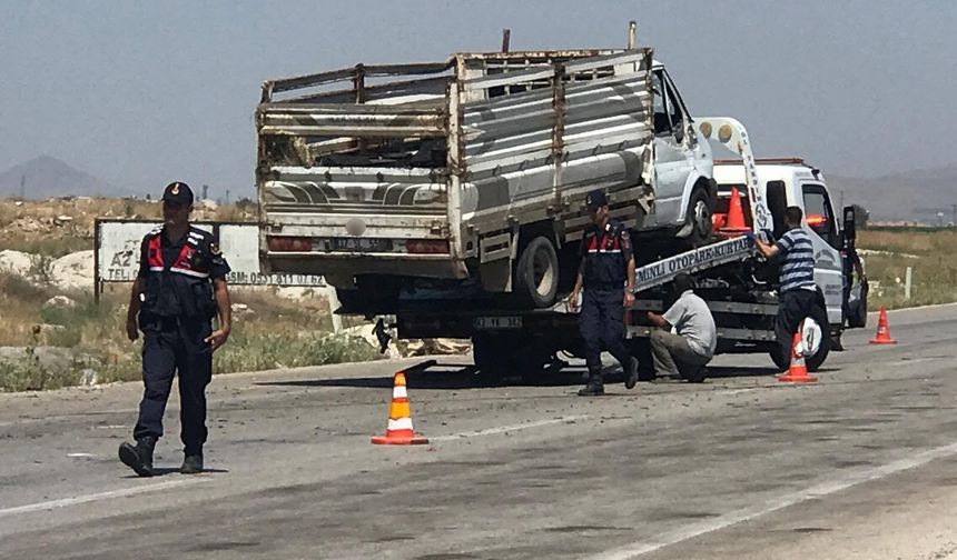 Konya-Adana kara yolunda iki kamyonet çarpıştı: 2 yaralı