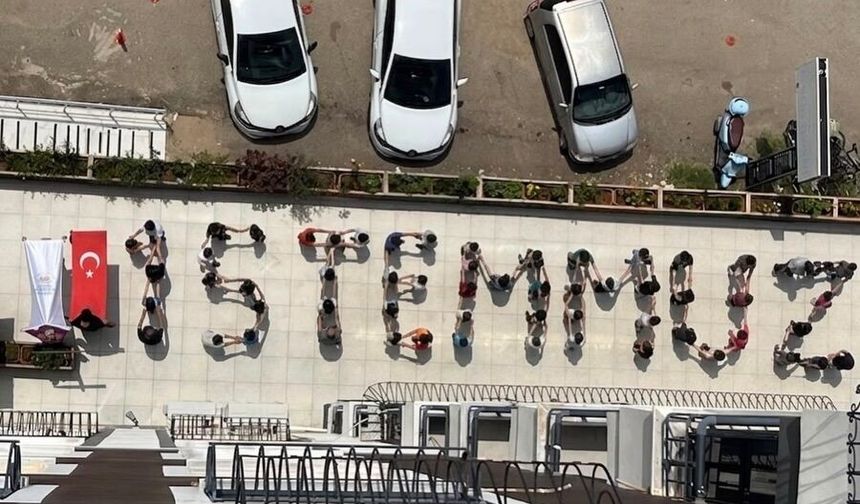 Kozan'da gençlerden görkemli koreografi: Bedenleriyle "15 Temmuz" yazdılar