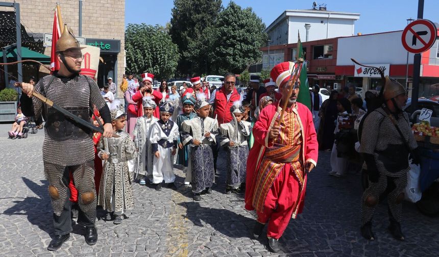 Mehter takımı eşliğinde yürüdüler: Adana'da çocukların sünnet mutluluğu