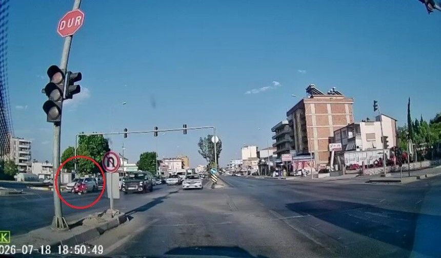 Motosiklet ile otomobil kavşakta çarpıştı! Kaskı havada takla attı