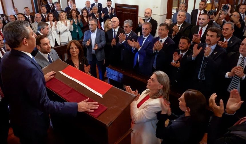 Özgür Özel oy birliğiyle YENİ Parti Genel Başkanı seçildi