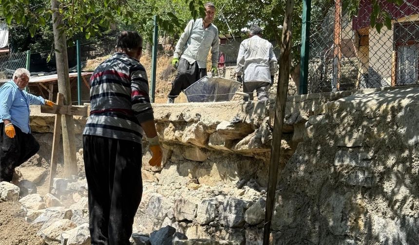 Saimbeyli Belediyesi hasarlı duvarları yeniliyor