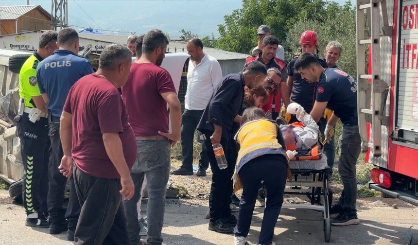 Tankerle çarpışan otomobil yan yattı! Kaza anı kamerada
