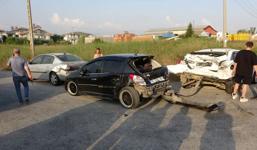 Tur minibüsü, 3 otomobil birbirine girdi! Tatil yolunda korkutan kaza