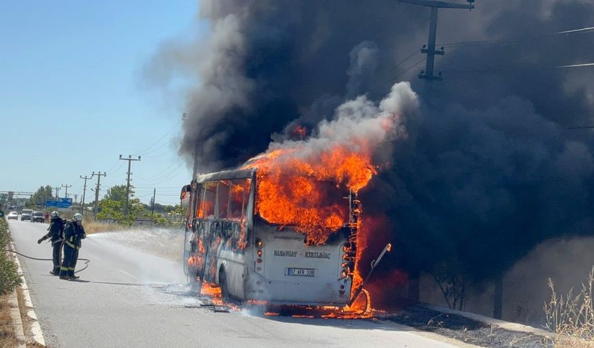 Yolcu midibüsü seyir halindeyken alev aldı, sürücü yolcuları son anda kurtardı