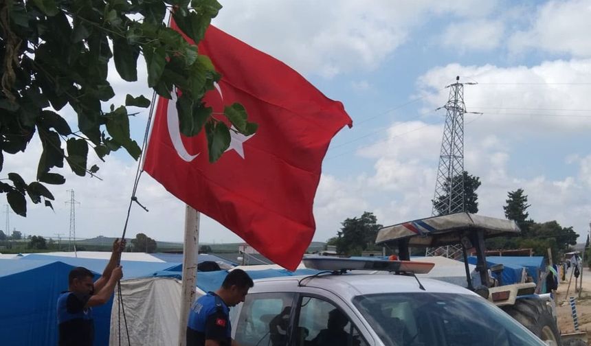 Yumurtalık’ta yıpranan Türk Bayrakları yenilendi