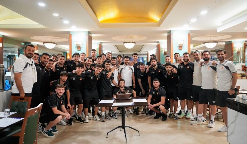 Adana 01 FK'da Azad Batur'a doğum günü sürprizi