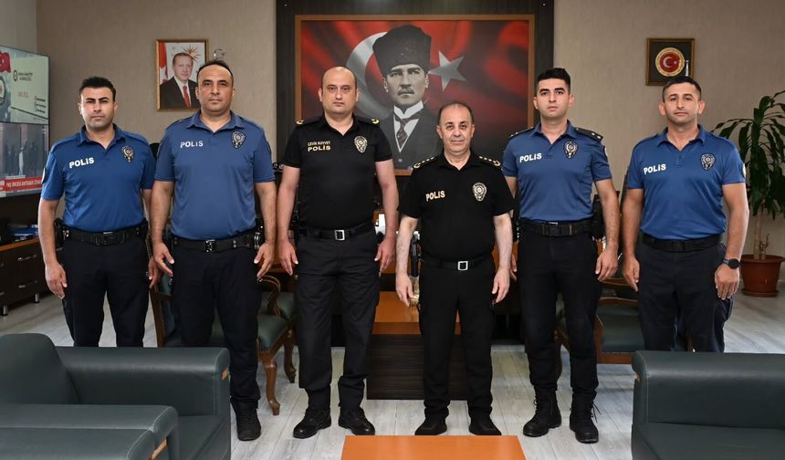 Adana Emniyet Müdüründen Yüreğir'deki başarılı personellere ödül