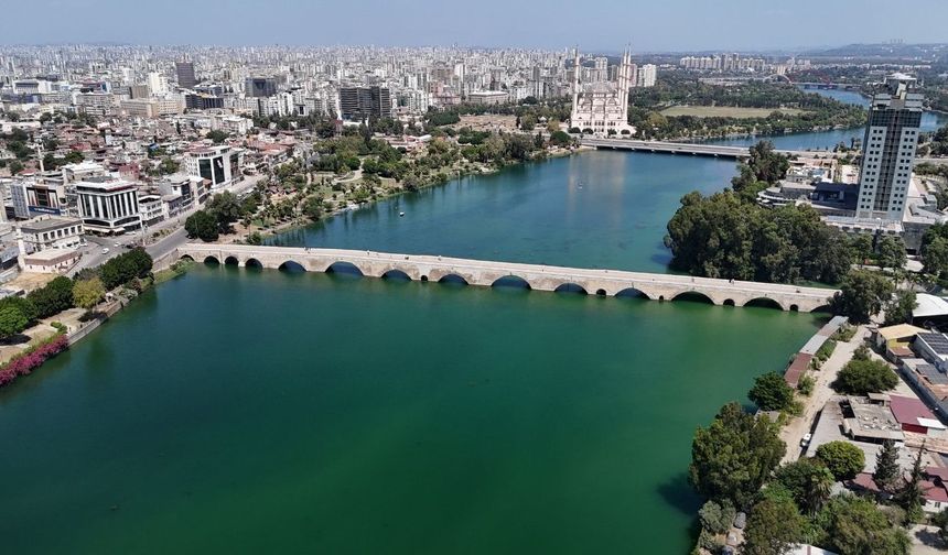 Adana sıcağa teslim oldu! Kentin tarihi noktalar sessizliğe büründü