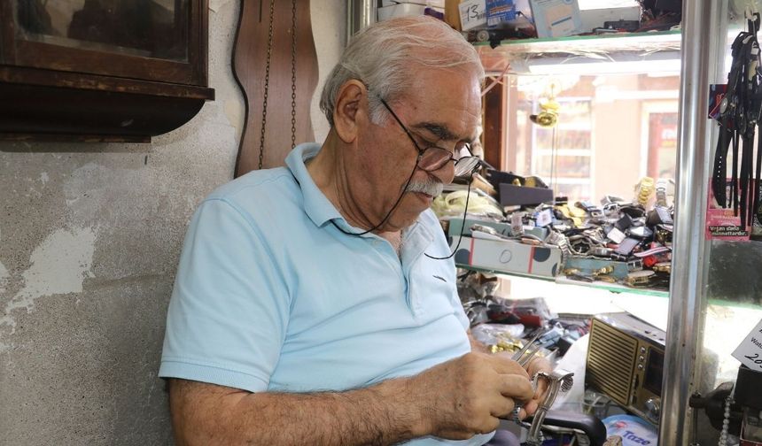 Adana’da 7 metrekarelik dükkanda yarım asırlık saatçilik