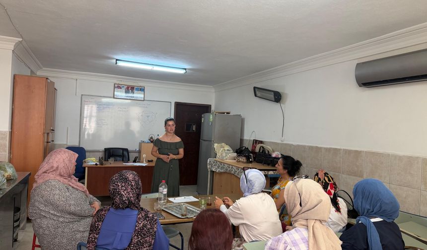 Adana’da aileler için bilinçli ebeveynlik eğitimi: "Hayatın ilk çeyreği" anlatıldı