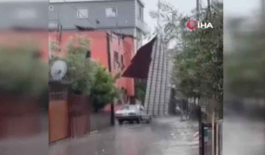 Adana’da fırtına ortalığı birbirine kattı: Çatı uçtu, sokakları su bastı