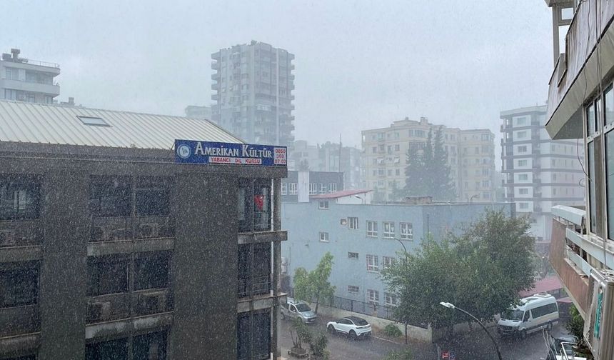 Adana’da gök gürültülü sağanak etkili oluyor