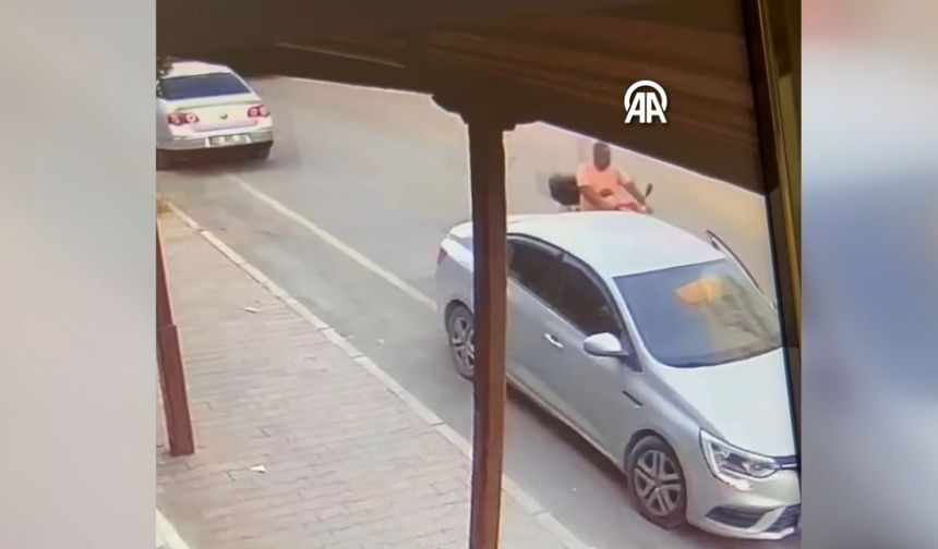 Adana'da park halindeki aracın açılan kapısı faciaya neden oldu!