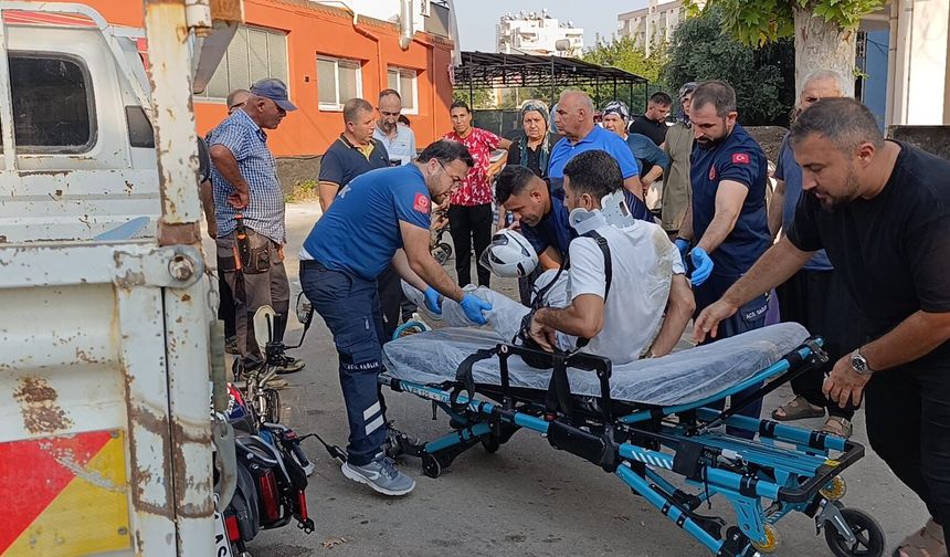 Adana'da pikap ile motosiklet çarpıştı! Sürücü hastanelik oldu