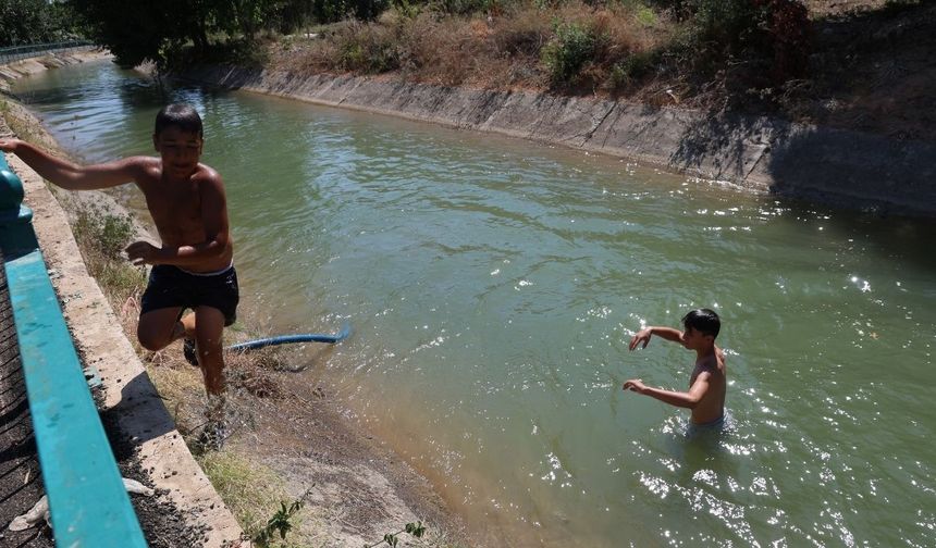 Adana'da "Yüzmeme güveniyorum" deyip ölüm kanalına atladılar