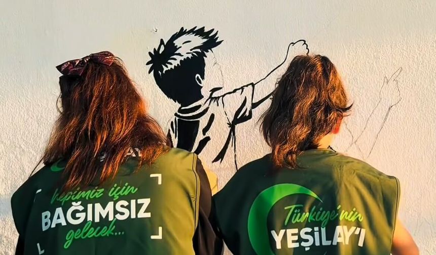 Adana’nın gri duvarları umuda boyanıyor: Yeşilay’dan “Bağımsızlık Duvarı” hareketi