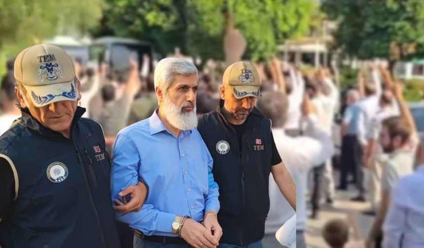 Alparslan Kuytul destekçileri Adana Emniyeti önünde toplandı