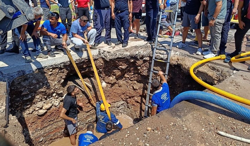 Antalya’da göçük altında kalan işçi 1,5 saat sonra kurtarıldı
