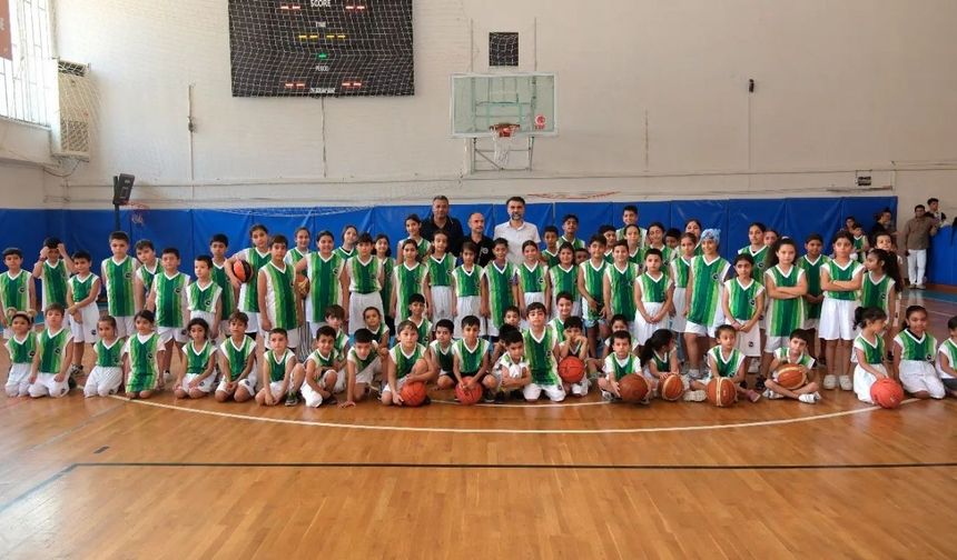 Ceyhan Belediyesi’nden genç sporculara forma sürprizi