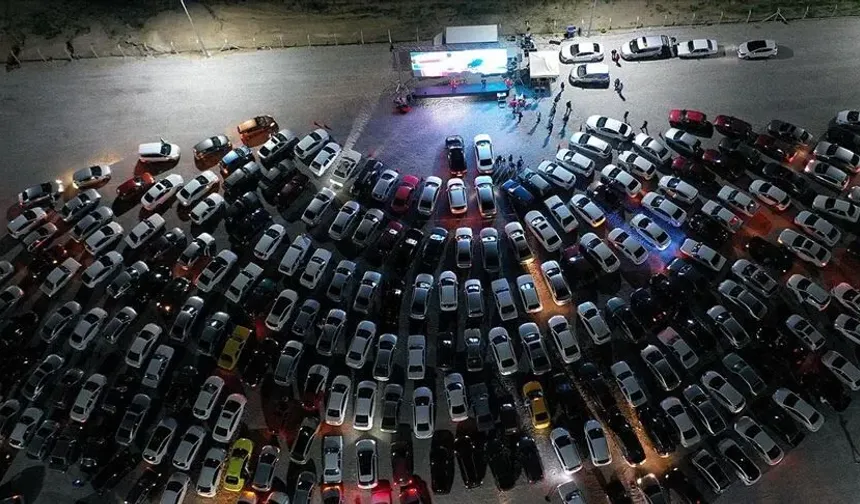Ceyhan Belediyesi’nden yaz akşamına renk: Parkta sinema keyfi