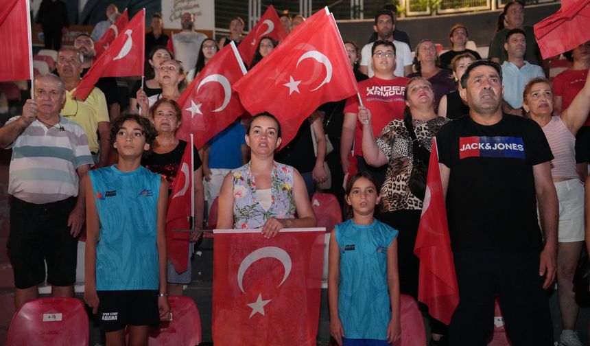 Çukurova'da 30 Ağustos coşkusu: "Yüzyılın Destanı" sahnede hayat buldu
