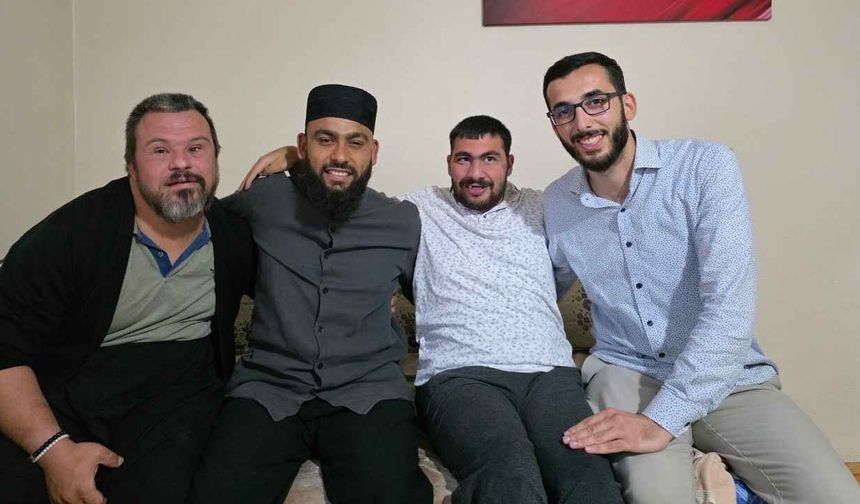 Down sendromlu Savaş’ın yüzünü güldüren sürpriz: Hayranı olduğu isimle buluştu