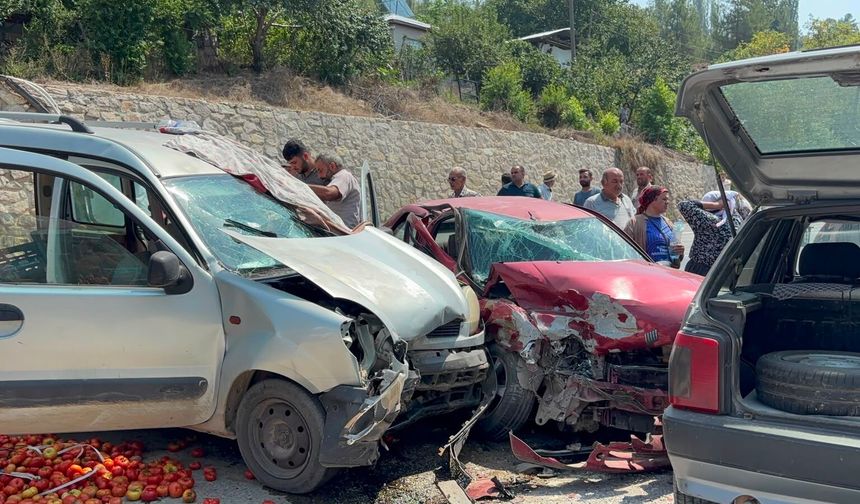 Feke’de 3 araçlı trafik kazasında 2 kişi yaralandı