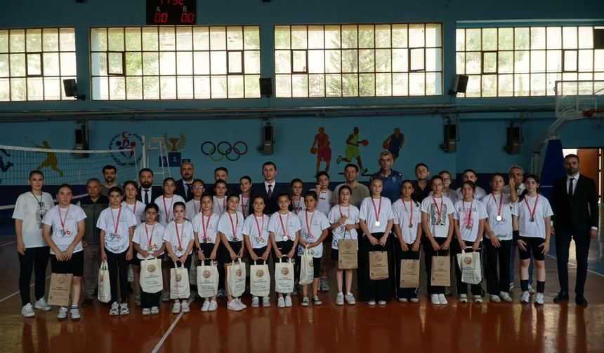 Feke'de Voleybol turnuvası coşkusu: Başkan Cömert Özen gençlerin heyecanına ortak oldu