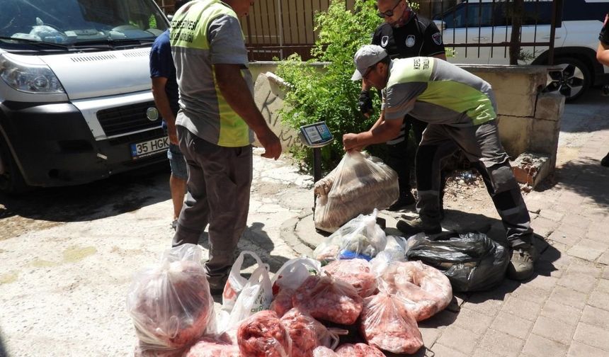 Gıda deposunda skandal: 152 kilo et ve 20 bidon turşu imha edildi
