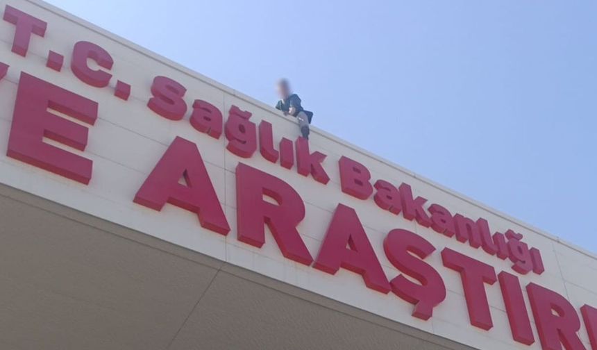 Hastane çatısına çıkan şahsı "Karpuz var, gel" diyerek ikna ettiler
